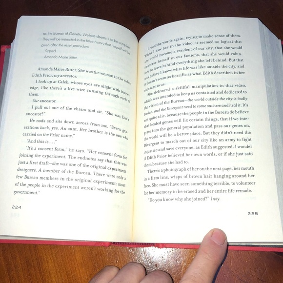 Allegiant by Veronica Roth - no 2 of the Divergent series- young and old reading - Picture 5 of 7